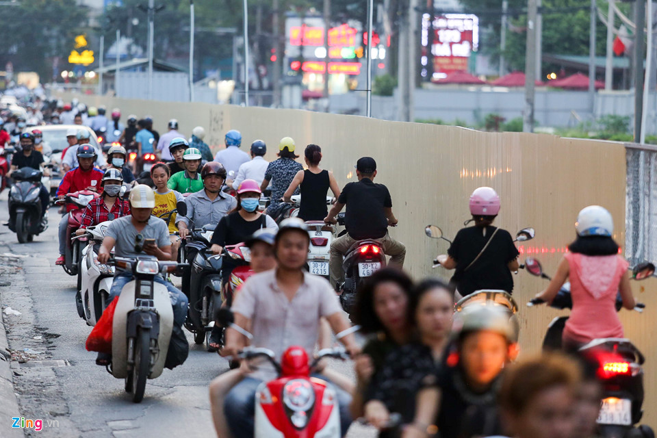 Xe cộ chen chúc, đối đầu bên công trường bỏ không