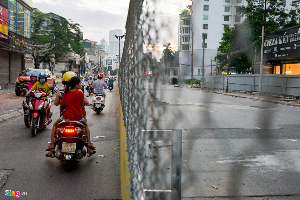 Xe cộ chen chúc, đối đầu bên công trường bỏ không