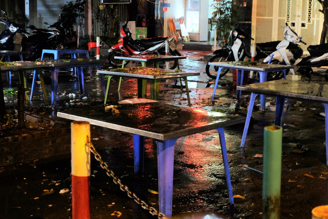 Khai mạc World Cup 2018: Quán vỉa hè thất thủ vì cơn mưa tầm tã