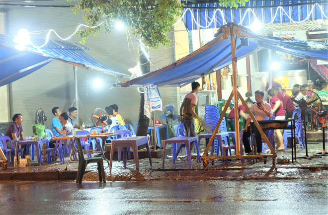 Khai mạc World Cup 2018: Quán vỉa hè thất thủ vì cơn mưa tầm tã