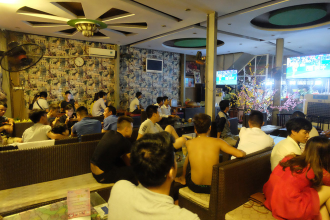 Khai mạc World Cup 2018: Quán vỉa hè thất thủ vì cơn mưa tầm tã