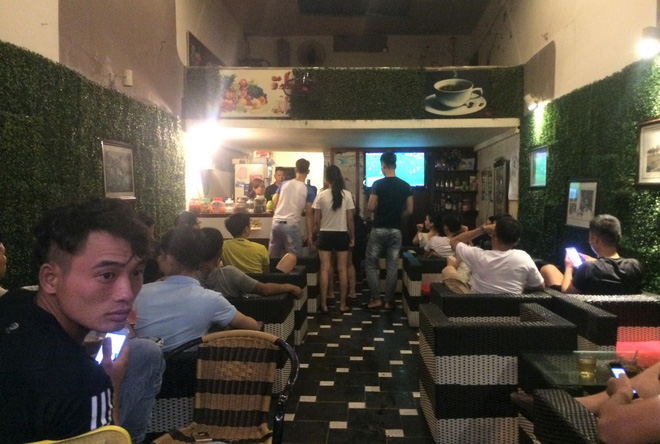 Khai mạc World Cup 2018: Quán vỉa hè thất thủ vì cơn mưa tầm tã