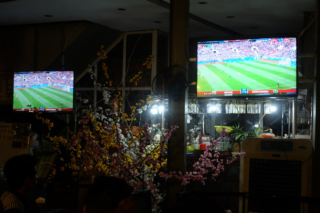 Khai mạc World Cup 2018: Quán vỉa hè thất thủ vì cơn mưa tầm tã