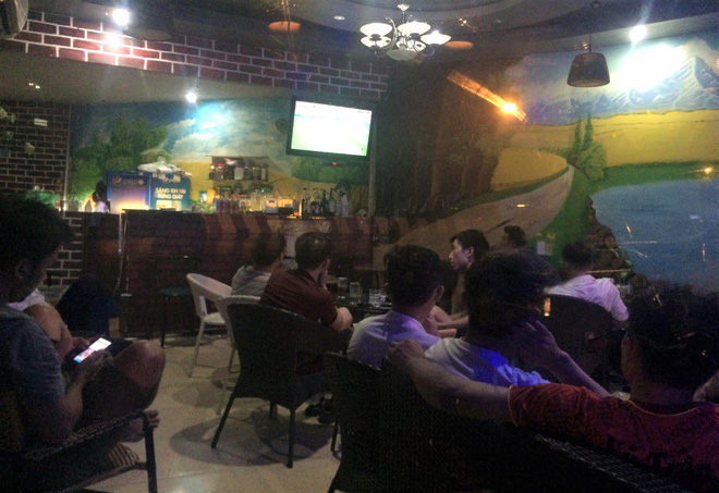 Khai mạc World Cup 2018: Quán vỉa hè thất thủ vì cơn mưa tầm tã