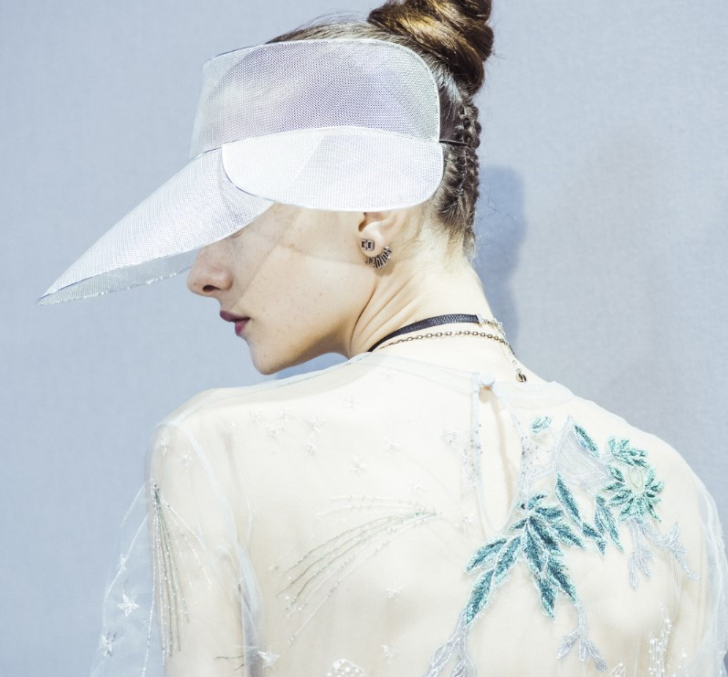 Tín đồ thời trang lăng xê nhiệt tình mũ chống nắng nửa đầu