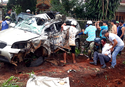 Hàng chục người nạy ôtô biến dạng cứu nhiều nạn nhân mắc kẹt