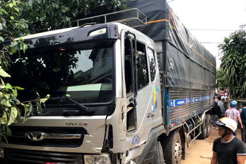 Hàng chục người nạy ôtô biến dạng cứu nhiều nạn nhân mắc kẹt