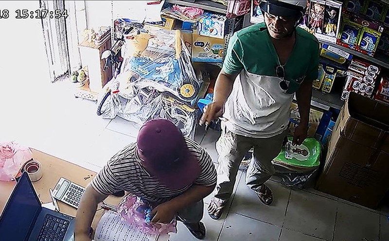 Bé 10 tuổi theo cha đi trộm: Xử thế nào?