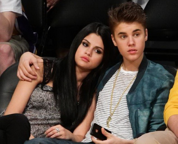 Hậu chia tay, Justin Bieber vẫn nổi đóa khi Selena Gomez bị chê xấu xí