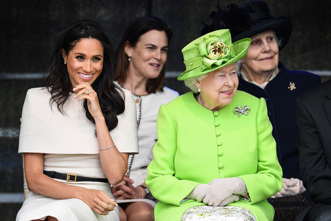 Meghan Markle mặc ấn tượng khi dự sự kiện đầu tiên cùng Nữ hoàng Anh