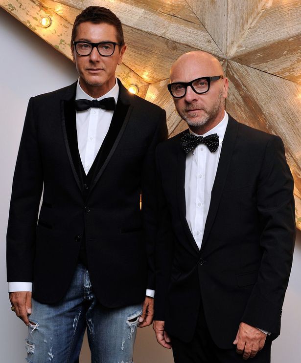 Từng ghét nhau không đội trời chung, Miley bỗng bảo vệ Selena khi cô bạn cũ bị chê xấu xí