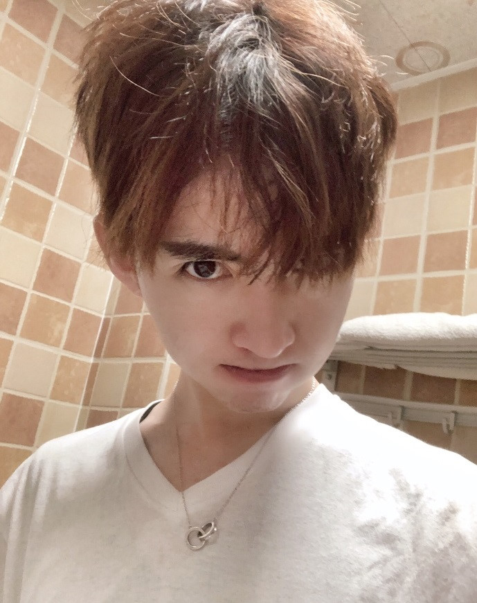 Thầy giáo Toán 9X điển trai hút gần một triệu fan trên mạng