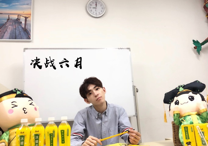 Thầy giáo Toán 9X điển trai hút gần một triệu fan trên mạng