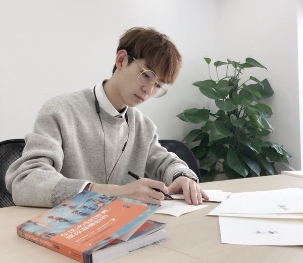 Thầy giáo Toán 9X điển trai hút gần một triệu fan trên mạng