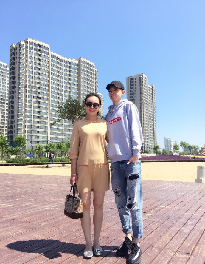 Thầy giáo Toán 9X điển trai hút gần một triệu fan trên mạng