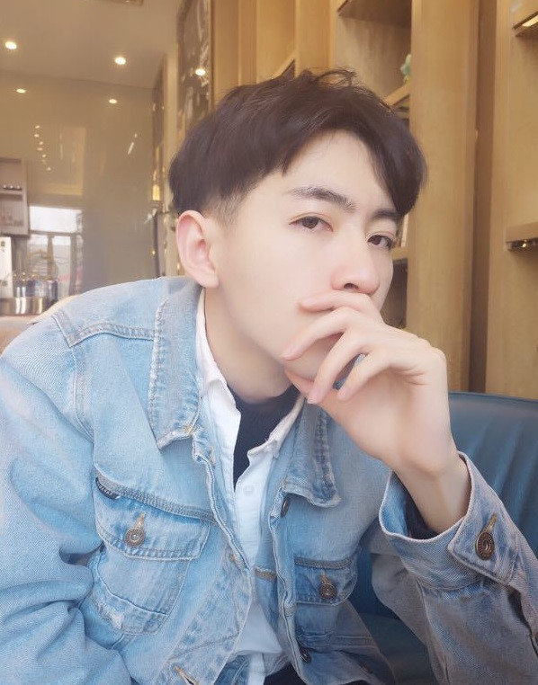 Thầy giáo Toán 9X điển trai hút gần một triệu fan trên mạng