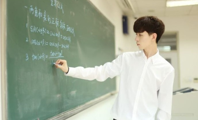 Thầy giáo Toán 9X điển trai hút gần một triệu fan trên mạng