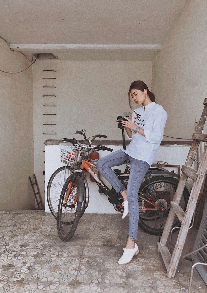 Chỉ với áo phông kẻ và quần jeans, một mình Hà Tăng cân cả street style sao Việt tuần này