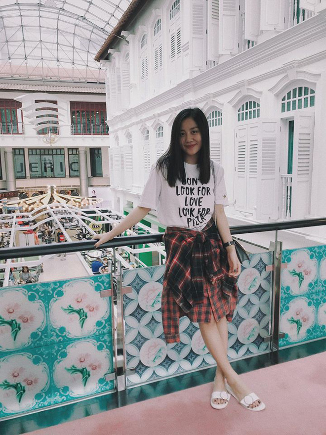 Chỉ với áo phông kẻ và quần jeans, một mình Hà Tăng cân cả street style sao Việt tuần này