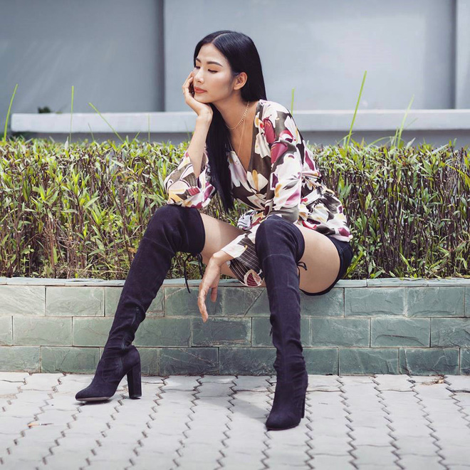 Chỉ với áo phông kẻ và quần jeans, một mình Hà Tăng cân cả street style sao Việt tuần này