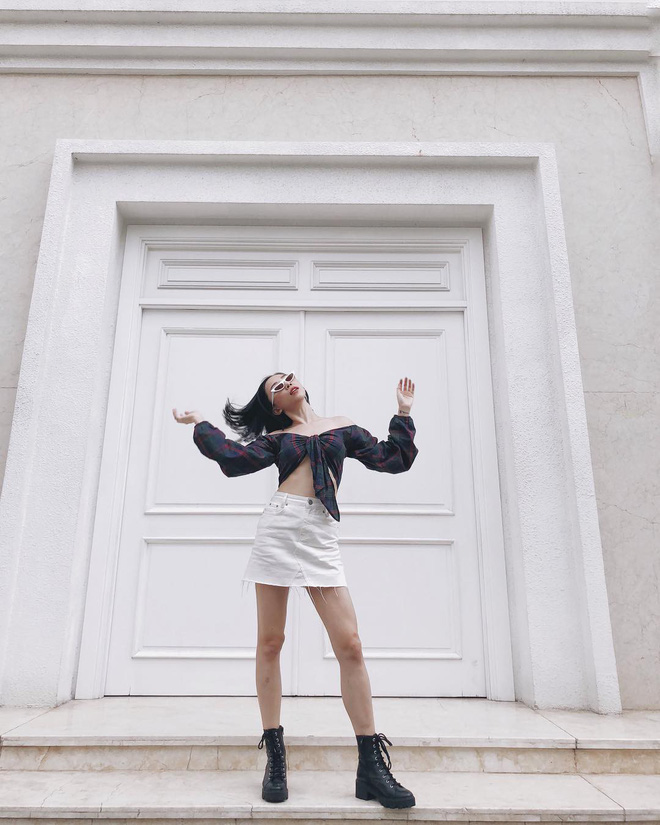 Chỉ với áo phông kẻ và quần jeans, một mình Hà Tăng cân cả street style sao Việt tuần này