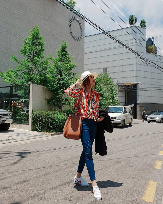 Chỉ với áo phông kẻ và quần jeans, một mình Hà Tăng cân cả street style sao Việt tuần này
