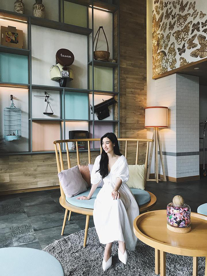 Chỉ với áo phông kẻ và quần jeans, một mình Hà Tăng cân cả street style sao Việt tuần này