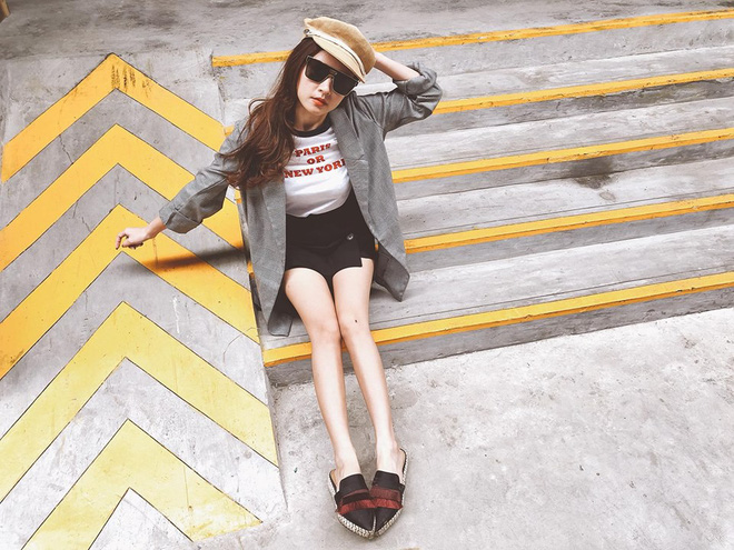 Chỉ với áo phông kẻ và quần jeans, một mình Hà Tăng cân cả street style sao Việt tuần này