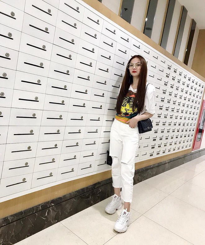 Chỉ với áo phông kẻ và quần jeans, một mình Hà Tăng cân cả street style sao Việt tuần này