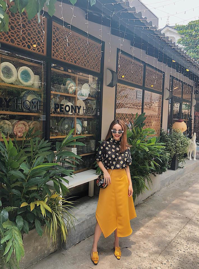 Chỉ với áo phông kẻ và quần jeans, một mình Hà Tăng cân cả street style sao Việt tuần này