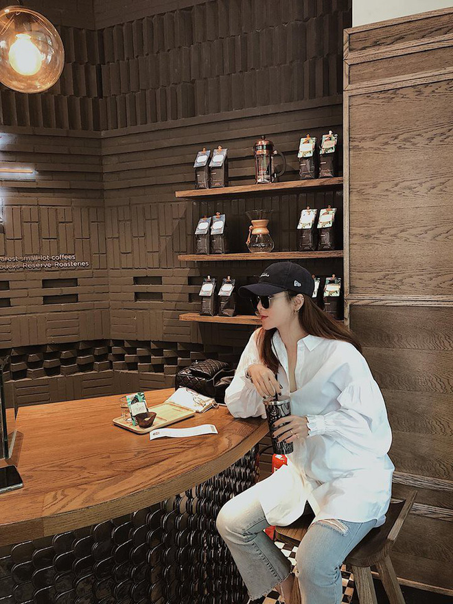 Chỉ với áo phông kẻ và quần jeans, một mình Hà Tăng cân cả street style sao Việt tuần này