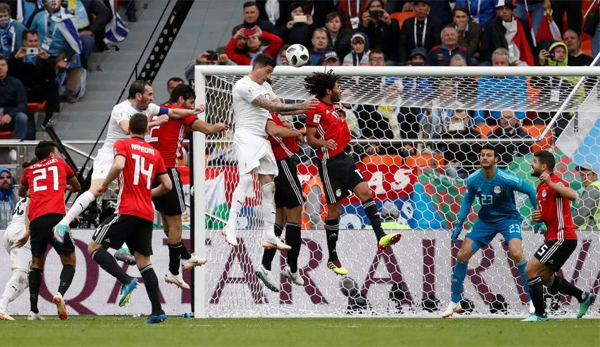 Suarez, Cavani vô duyên, Uruguay thắng Ai Cập nhờ bàn của trung vệ