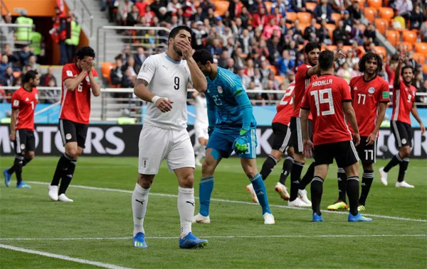 Suarez, Cavani vô duyên, Uruguay thắng Ai Cập nhờ bàn của trung vệ