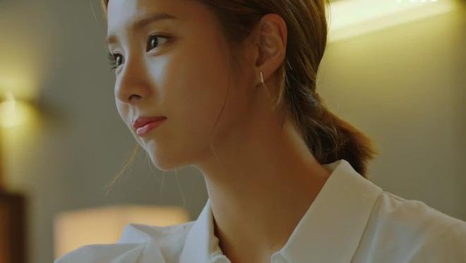 Đưa bồ nhí đi du lịch, chết sững khi nhìn thấy giữa bãi biển vợ ôm ấp nhân tình