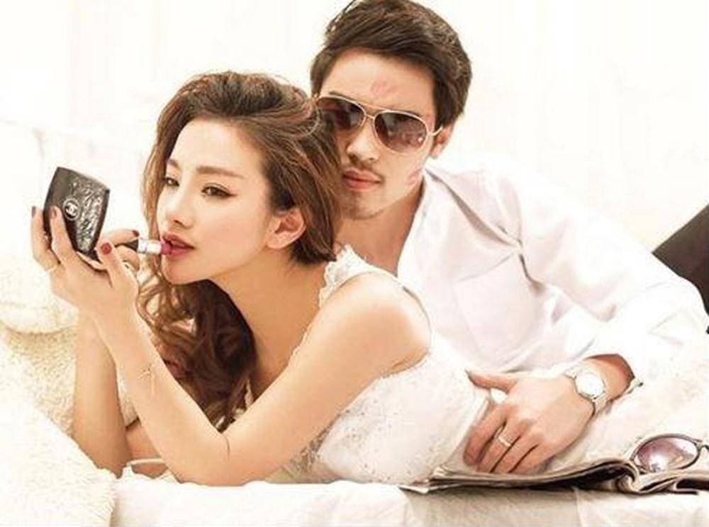 Đưa bồ nhí đi du lịch, chết sững khi nhìn thấy giữa bãi biển vợ ôm ấp nhân tình