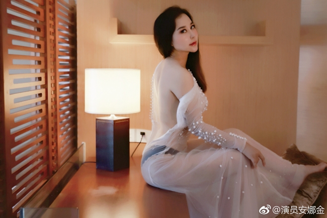 Sao Hoa ngữ U80 cặp kè nữ đệ tử gốc Việt kém 46 tuổi nóng bỏng Sao Hoa ngữ U80 cặp kè nữ đệ tử gốc Việt kém 46 tuổi nóng bỏng