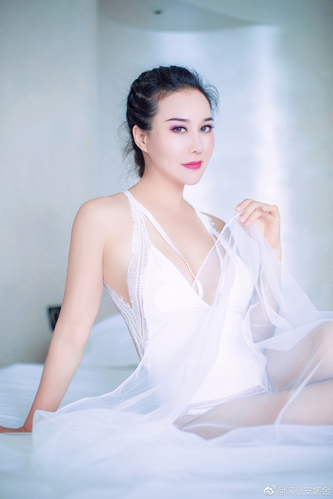 Sao Hoa ngữ U80 cặp kè nữ đệ tử gốc Việt kém 46 tuổi nóng bỏng Sao Hoa ngữ U80 cặp kè nữ đệ tử gốc Việt kém 46 tuổi nóng bỏng