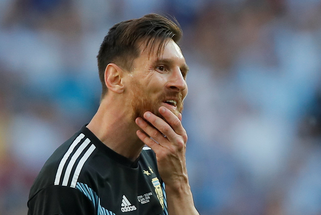 Ảnh chế Ronaldo cười nhạo Messi đá hỏng 11 m ở trận gặp Iceland