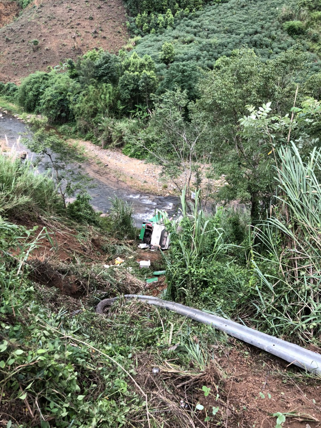 Hiện trường chiếc xe lao xuống vực ở đèo Lò Xo khiến 2 trẻ em tử vong
