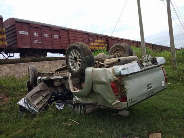 Tàu hỏa tông ô tô bán tải, 2 người thương vong