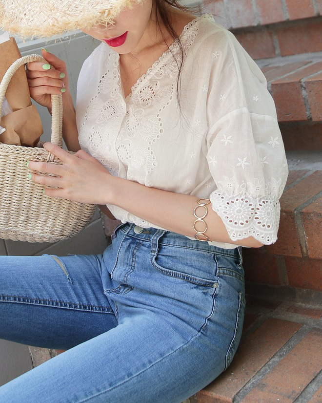 5 dáng áo blouse này đã gây sốt suốt từ đầu hè, hội chị em bánh bèo không nên bỏ qua bất cứ mẫu nào 5 dáng áo blouse này đã gây sốt suốt từ đầu hè, hội chị em bánh bèo không nên bỏ qua bất cứ mẫu nào