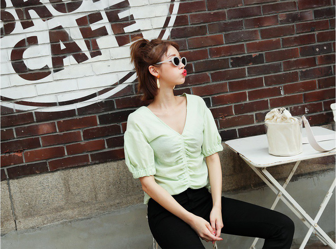5 dáng áo blouse này đã gây sốt suốt từ đầu hè, hội chị em bánh bèo không nên bỏ qua bất cứ mẫu nào 5 dáng áo blouse này đã gây sốt suốt từ đầu hè, hội chị em bánh bèo không nên bỏ qua bất cứ mẫu nào
