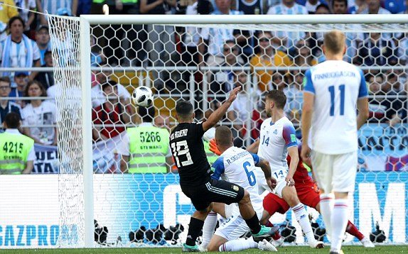 Messi hỏng penalty, Argentina ra quân thảm họa
