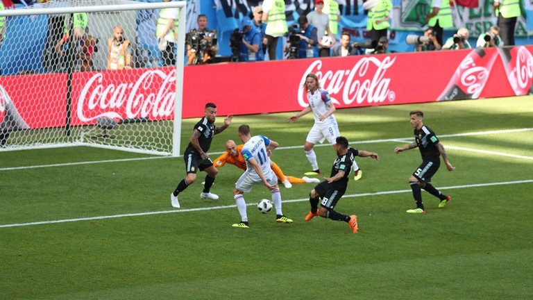 Messi hỏng penalty, Argentina ra quân thảm họa