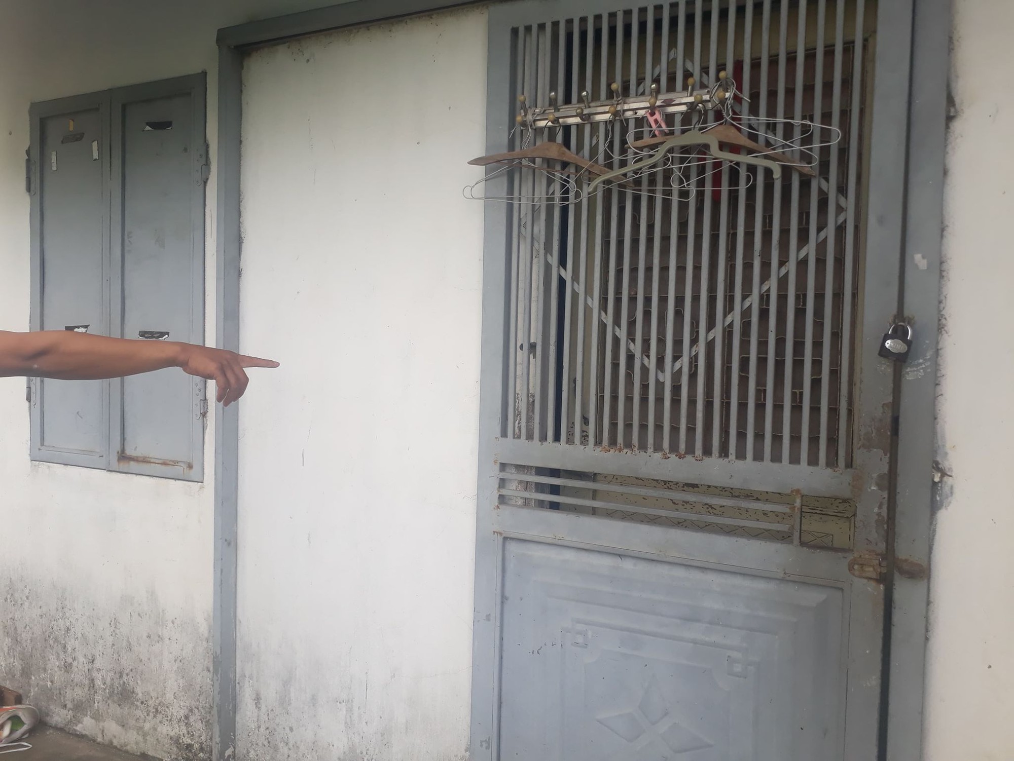 Giây phút bố đẻ khóa trái cửa, dùng tuýp sắt bạo hành dã man 2 con ở Hà Nội: Nó đánh con như đánh kẻ thù vậy!