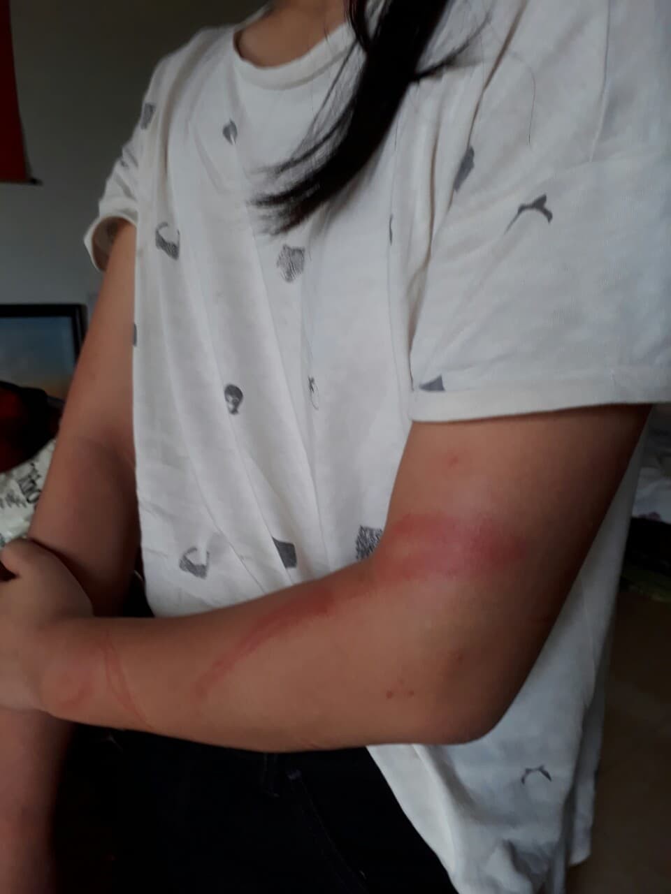 Giây phút bố đẻ khóa trái cửa, dùng tuýp sắt bạo hành dã man 2 con ở Hà Nội: Nó đánh con như đánh kẻ thù vậy!