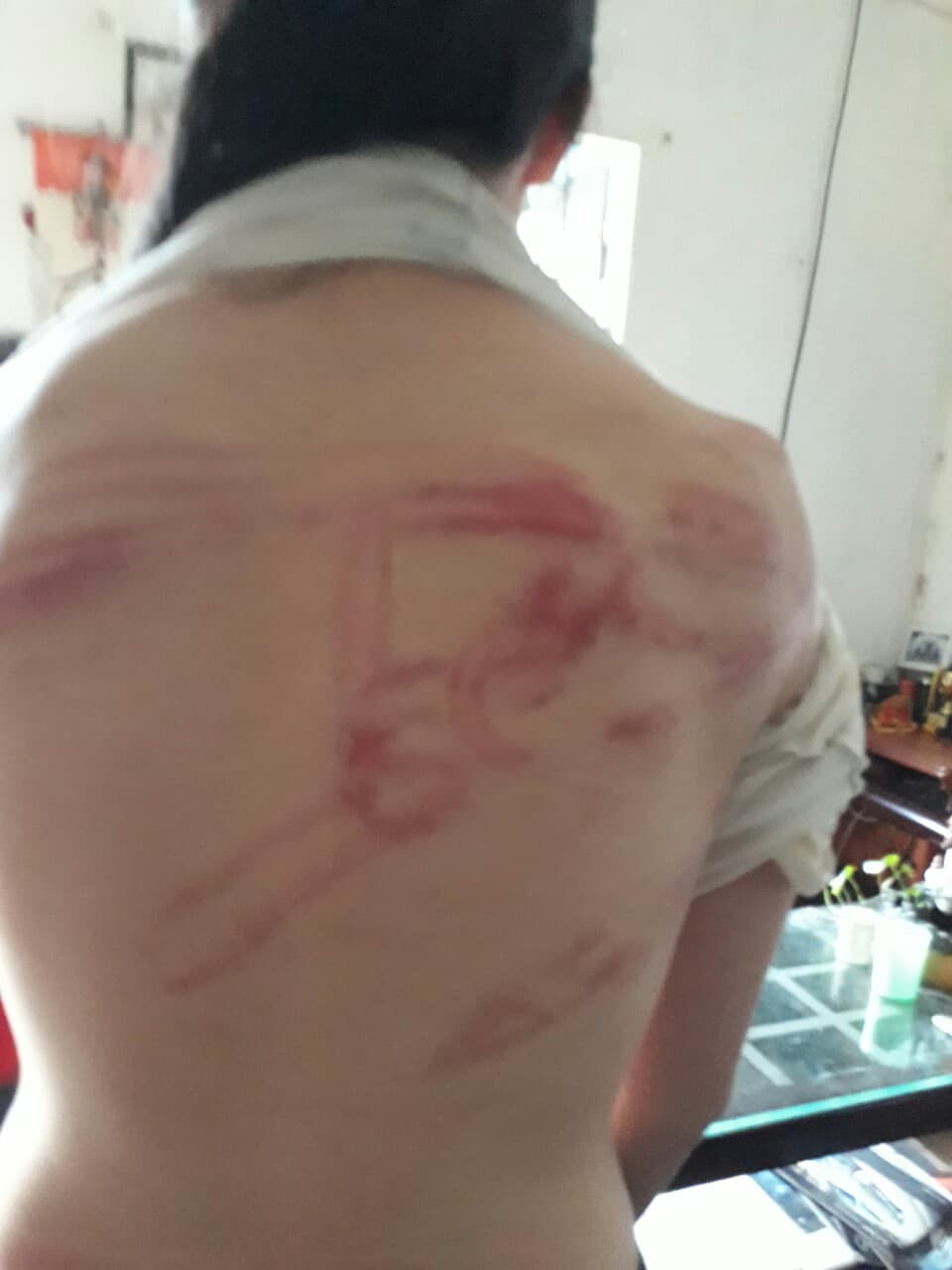 Giây phút bố đẻ khóa trái cửa, dùng tuýp sắt bạo hành dã man 2 con ở Hà Nội: Nó đánh con như đánh kẻ thù vậy!