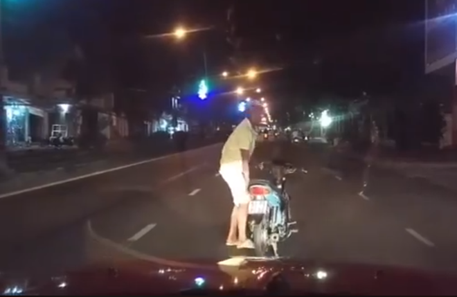 Clip: Nam thanh niên đánh võng, gây sự, chặn đầu tài xế ô tô suốt đoạn đường dài