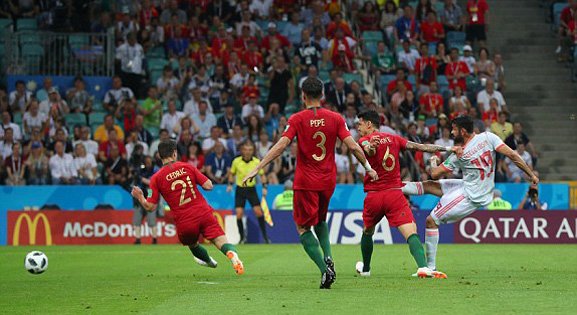 Ronaldo nổ hat-trick, Bồ Đào Nha rượt đuổi ngoạn mục Tây Ban Nha
