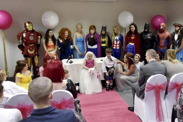 Đám cưới của cặp đôi nhỏ nhất thế giới: Nước mắt đau đớn khi cô dâu - chú rể cười